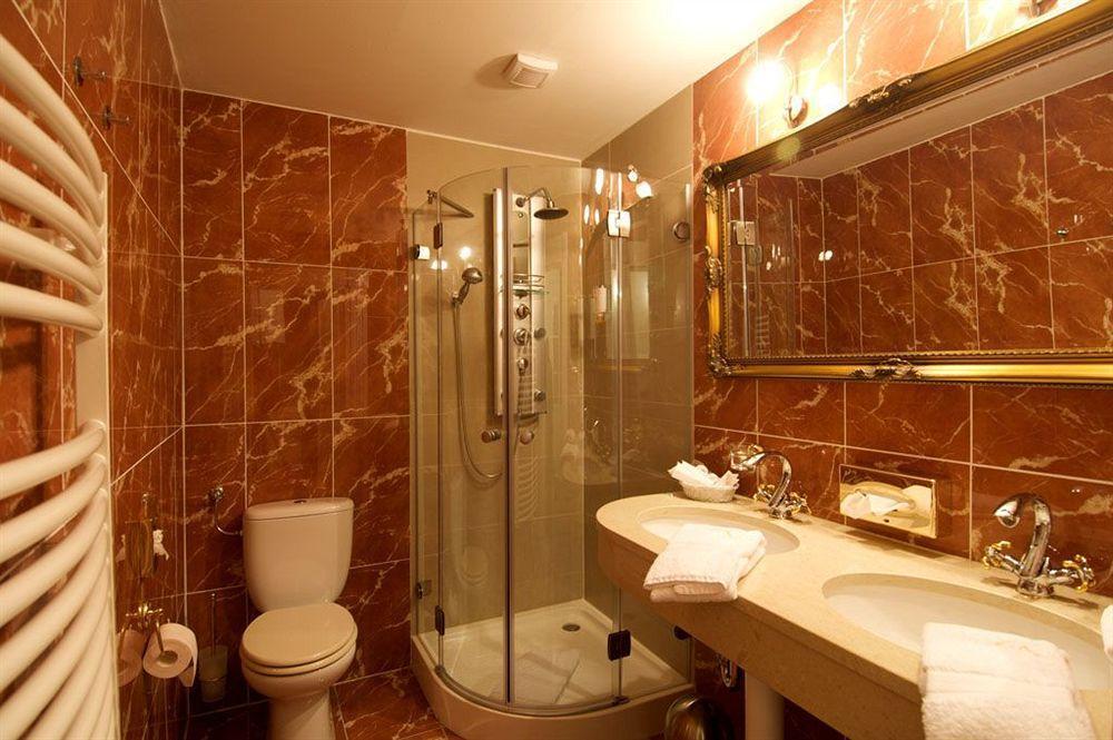 Schlosshotel Burghaus Kronenburg Кроненбург Экстерьер фото